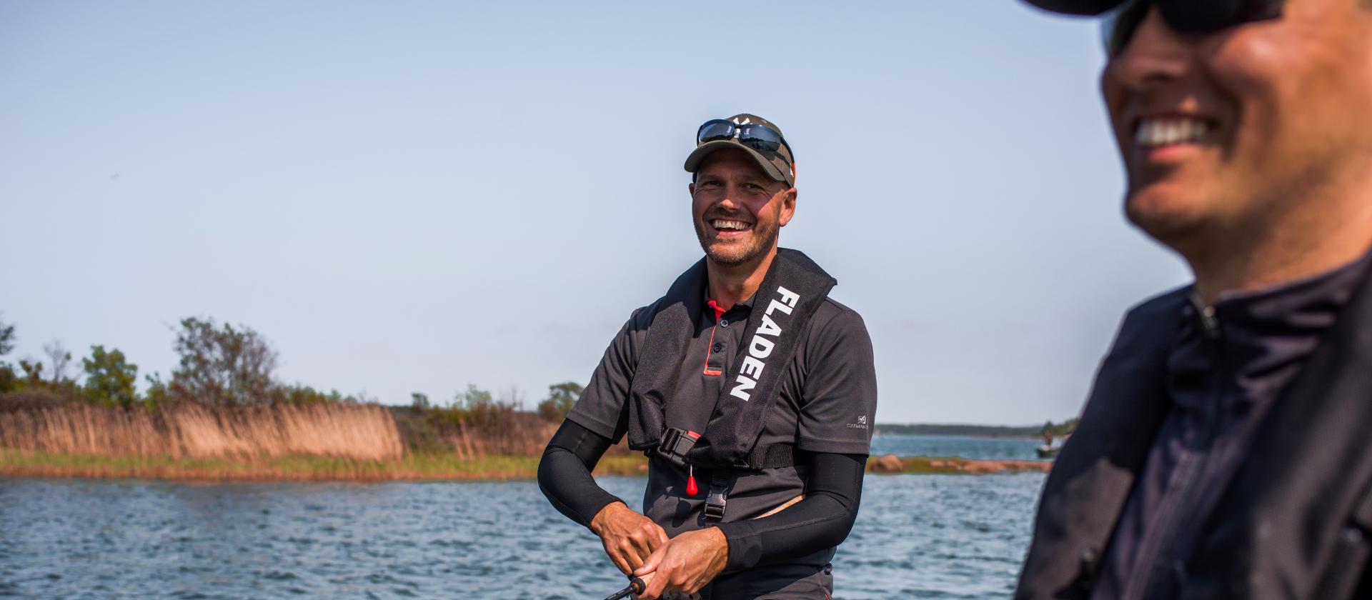 En man som sportfiskar tillsammans med en sportfiskeguide på Åland.